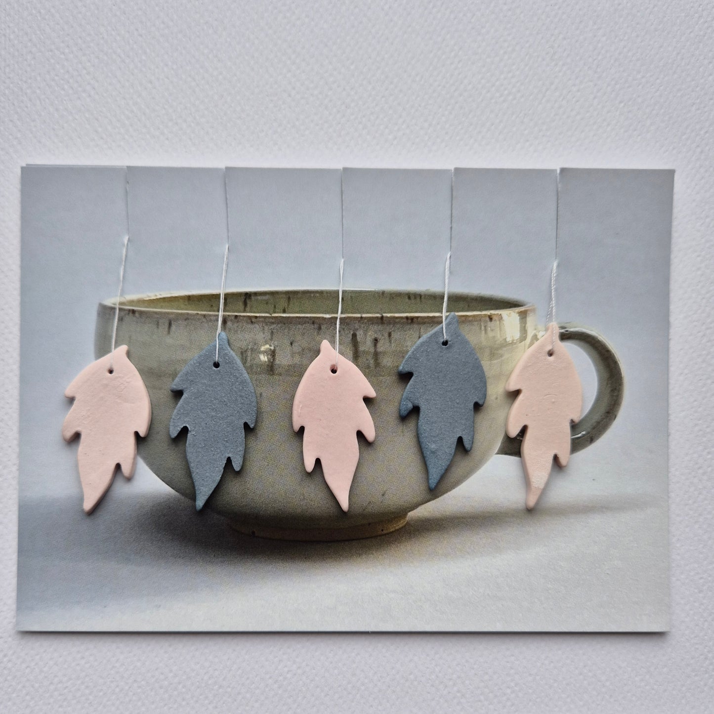 Forårsblad, rosa og mørkegrå farvekombi