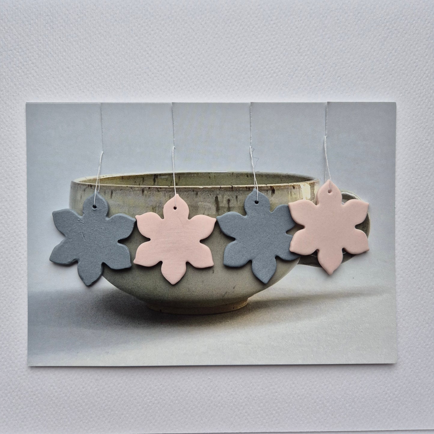 Lilje. Rosa og mørkegrå farvekombi