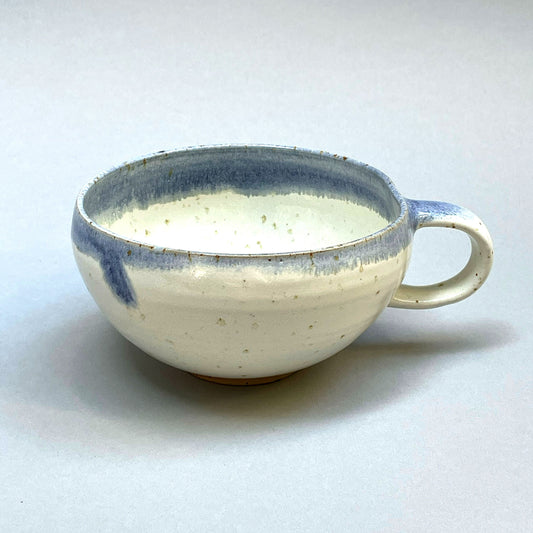 Isola tekop, råhvid med blå kant