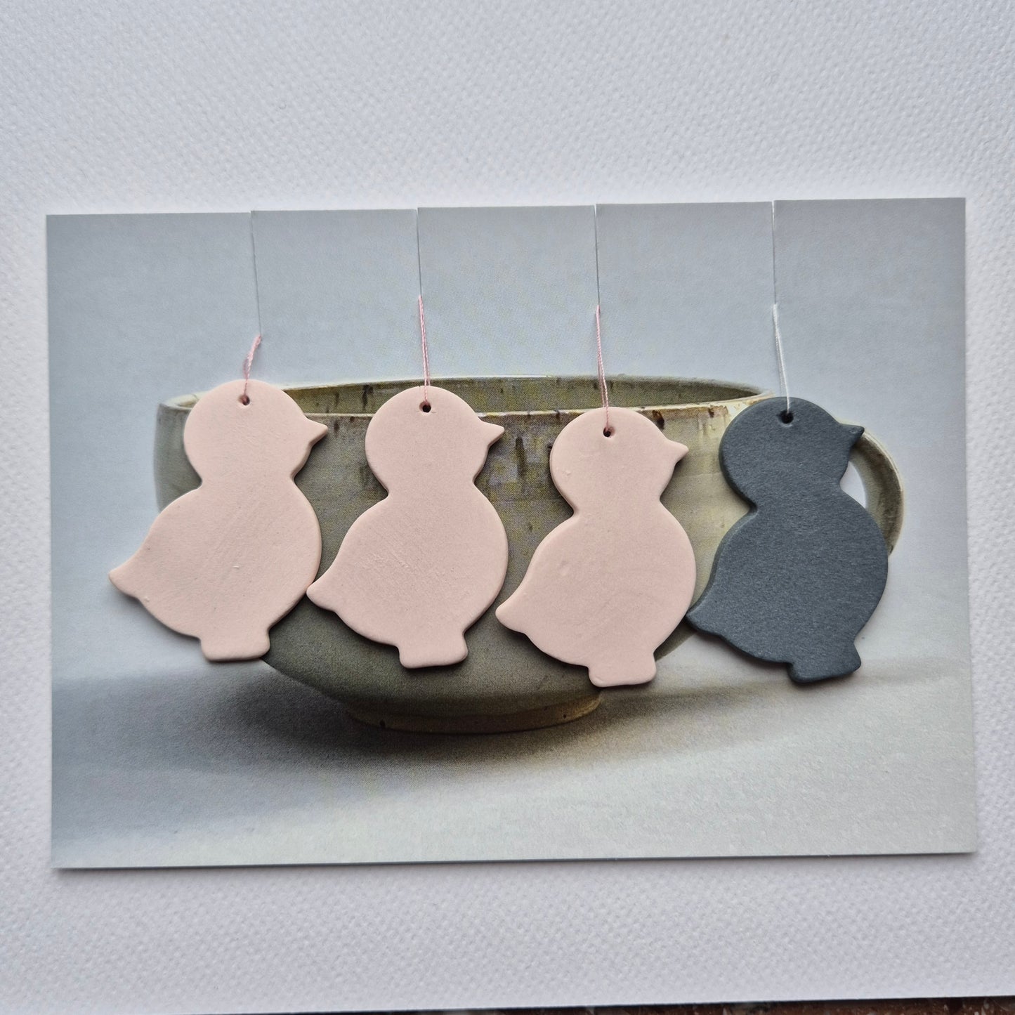 Påskekylling, rosa/mørkegrå farvekombi