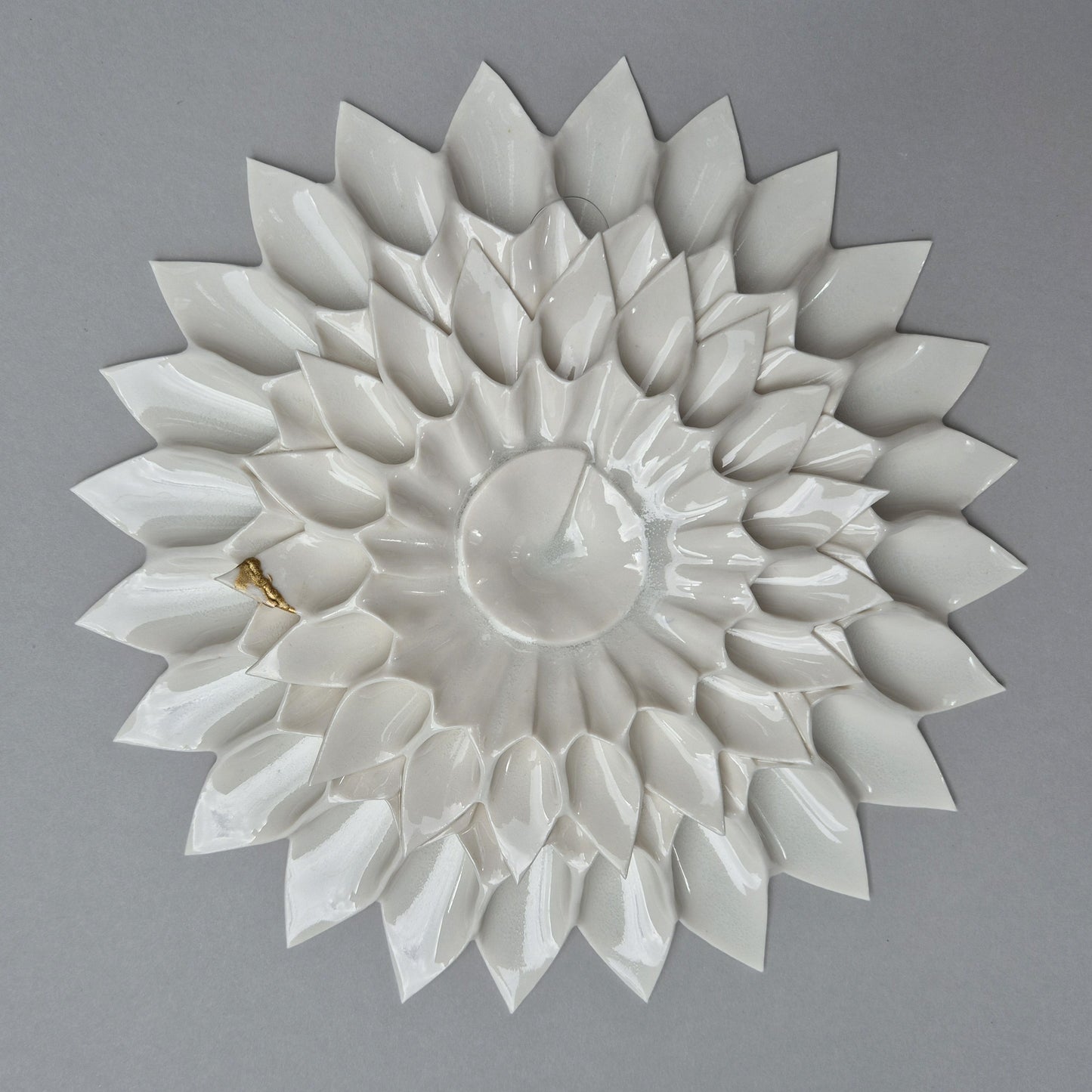 Stor dahlia med guld dekoration