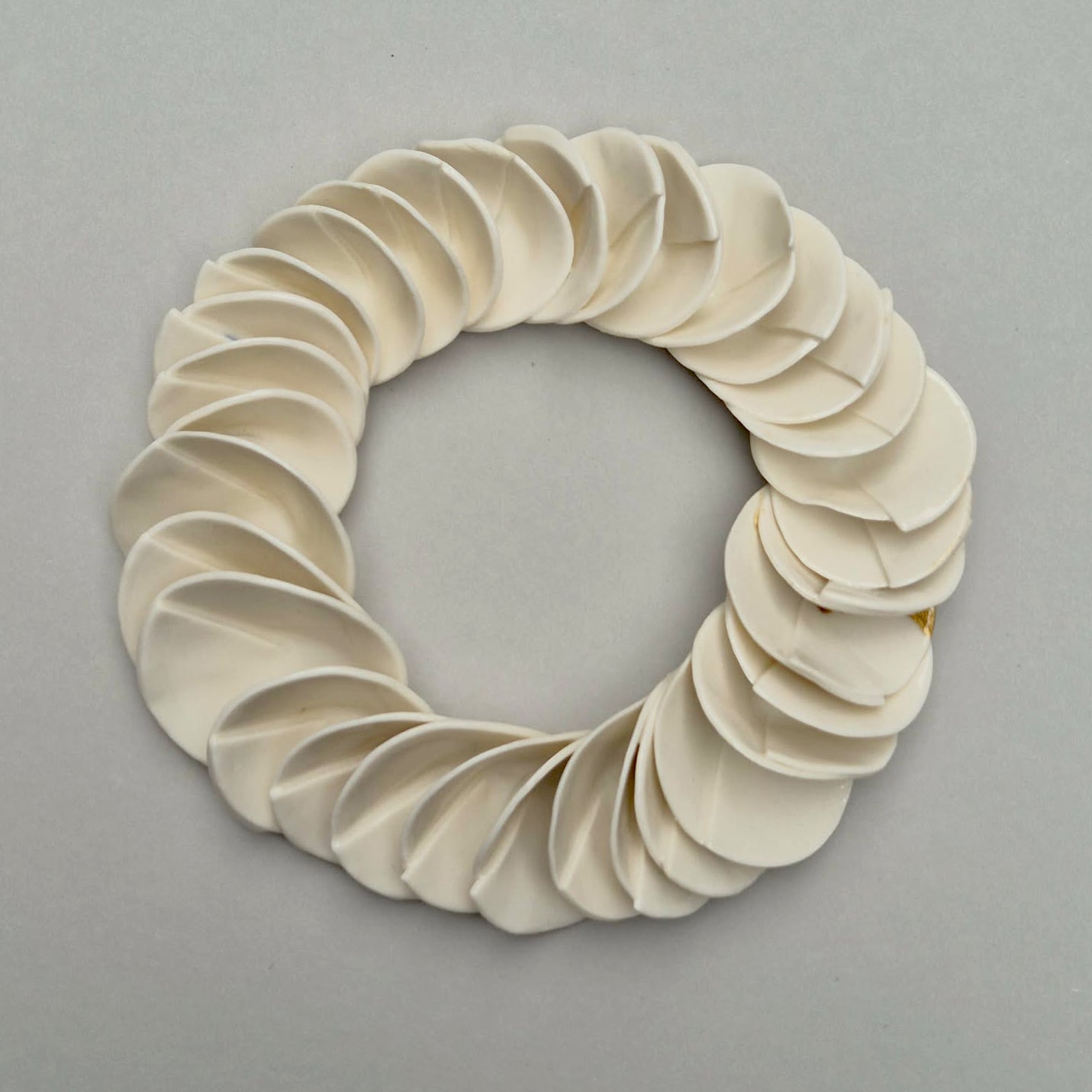 Hvid medium krans med lille guld dekoration