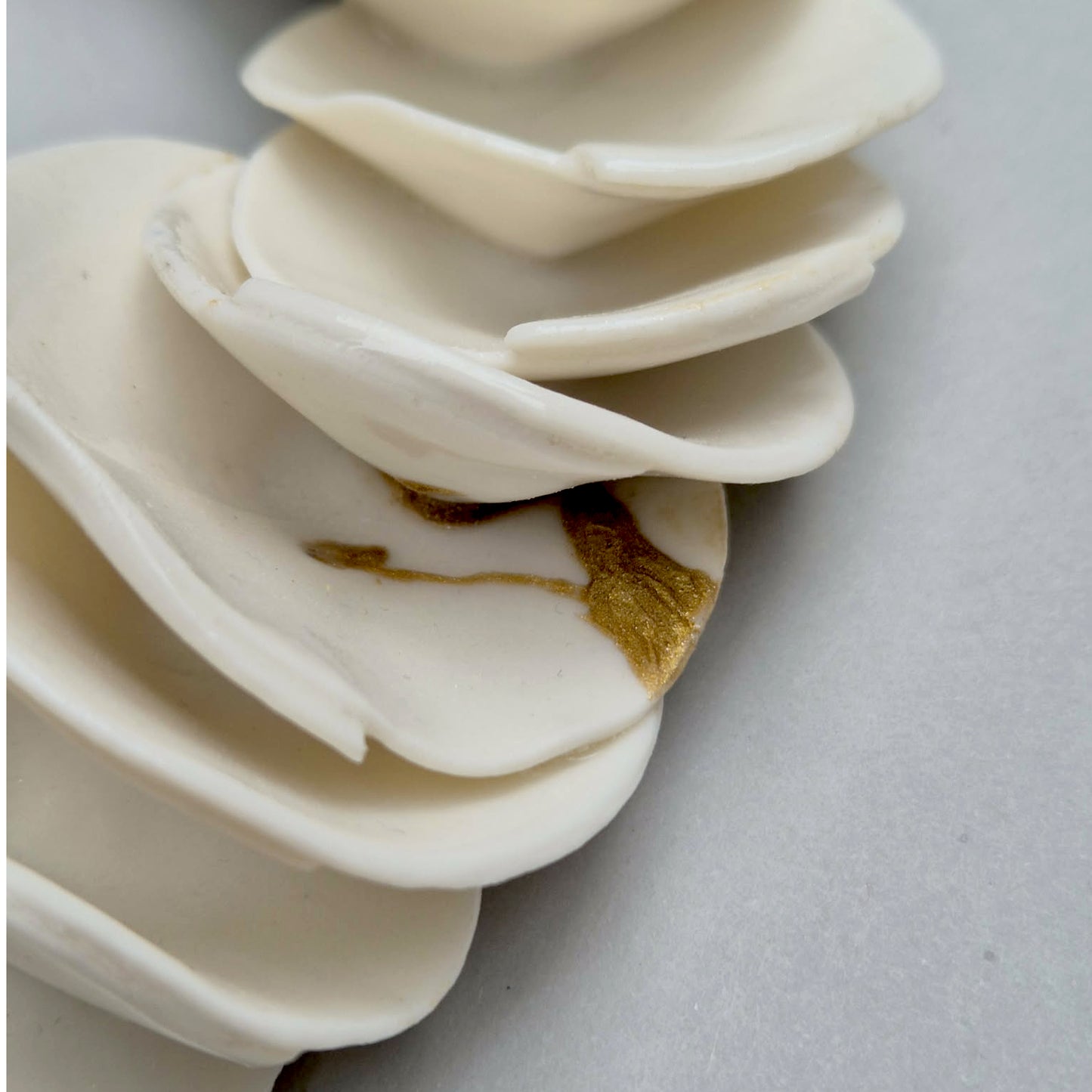 Hvid medium krans med lille guld dekoration