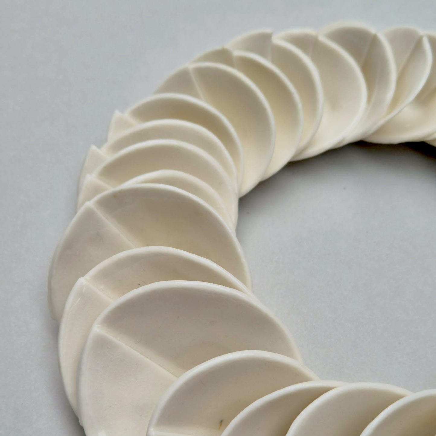 Hvid medium krans med lille guld dekoration