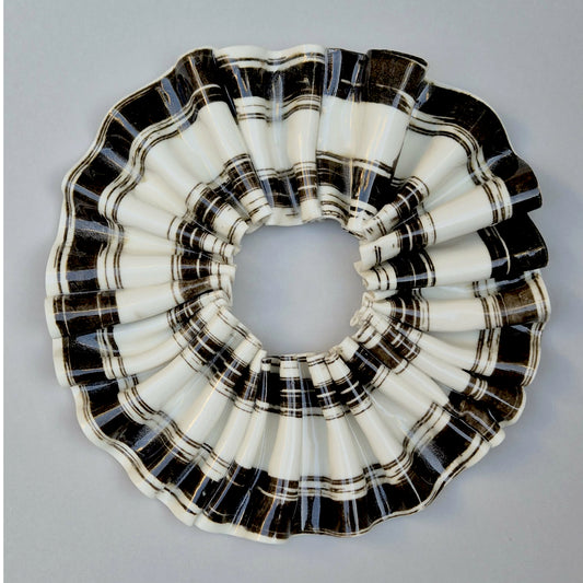 Sort/hvid stribet bølget rosette med guld